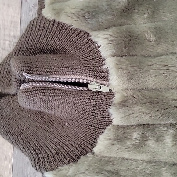 Women's Jacket - Picture 3 of 7